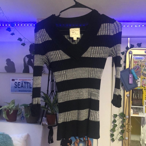 Pink rose tight fitting 3/4 length sleeve black and grey shirt. - Picture 1 of 4